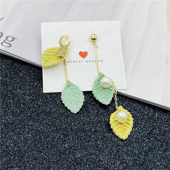 Leaf Pearl Earrings - Picture 5 of 6